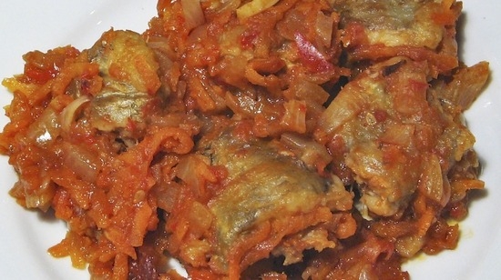 Рыба в томате с овощами