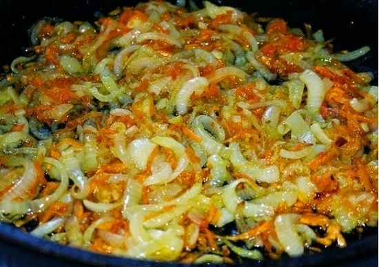 Куриные желудки в сметане: лук и морковь