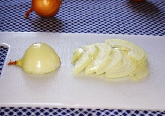Куриные желудки в сметане: лук
