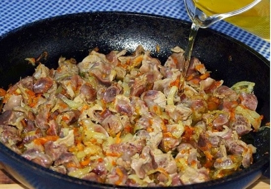 Куриные желудки в сметане: обжарка