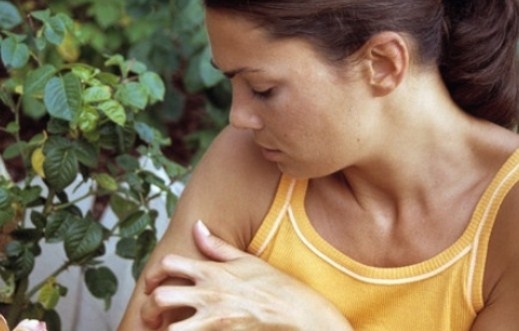 Аллергия на солнце: что делать и чем лечить?