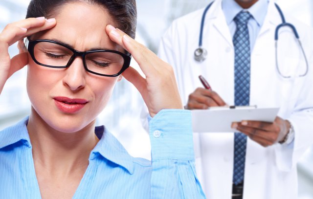 Девушка и врач со стетоскопом