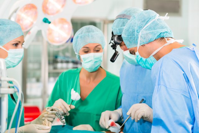Хирурги во время операции