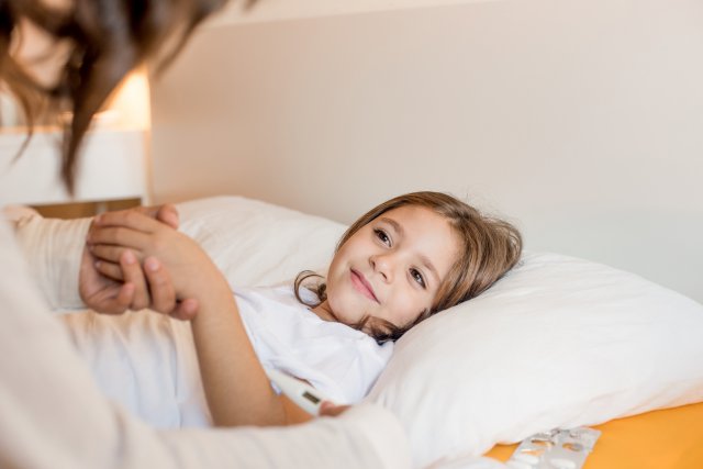 Ребенок лежит в кровати