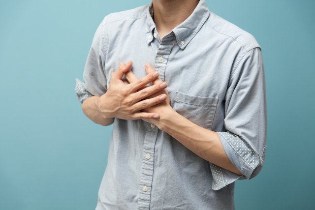 Боль в груди у мужчины