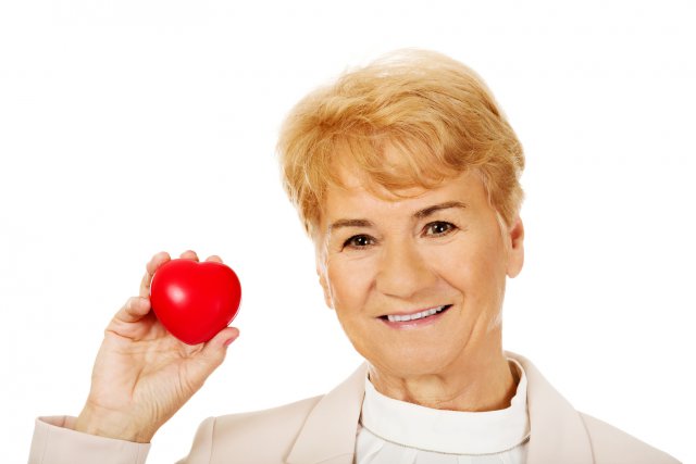 Пожилая женщина и красное сердце