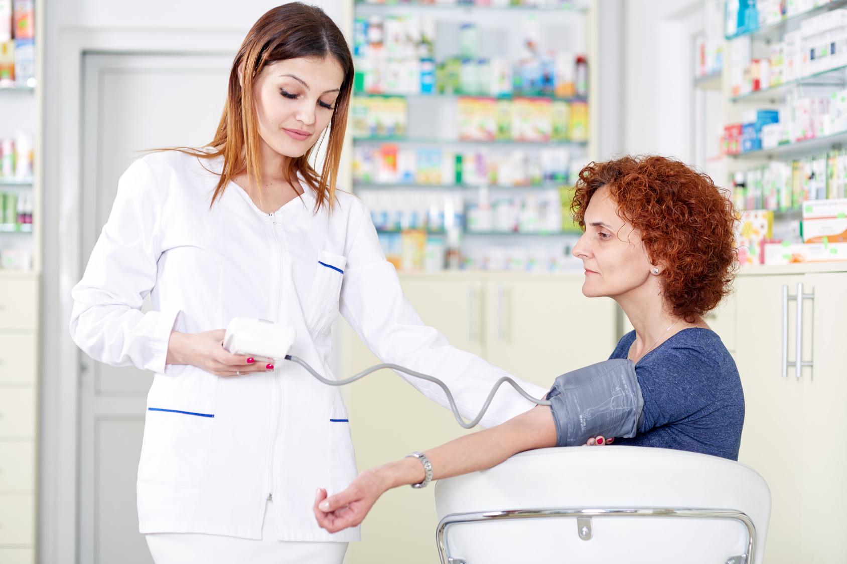 Женщина измеряет давление