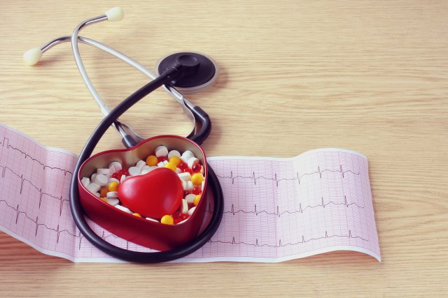 Стетоскоп и кардиограмма