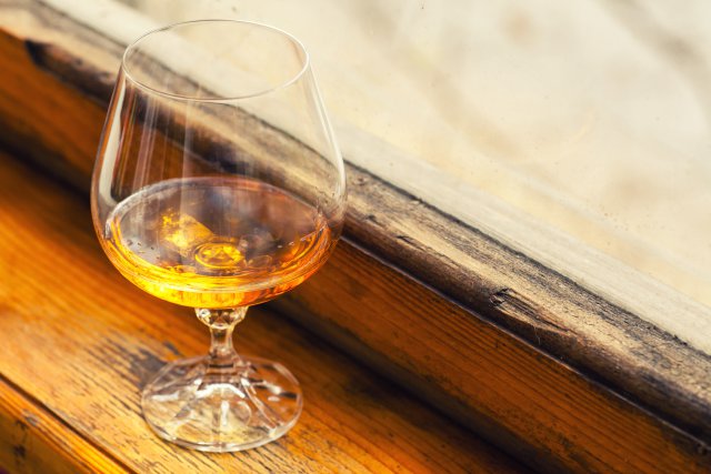 Бокал с бренди