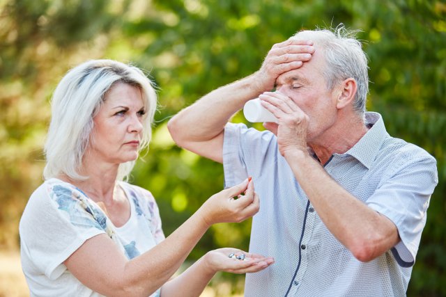 Мужчина пьет таблетки