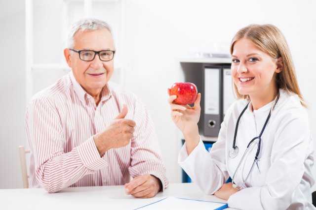 Женщина врач и пожилой мужчина