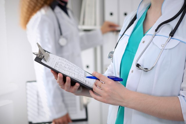 Доктор с папкой