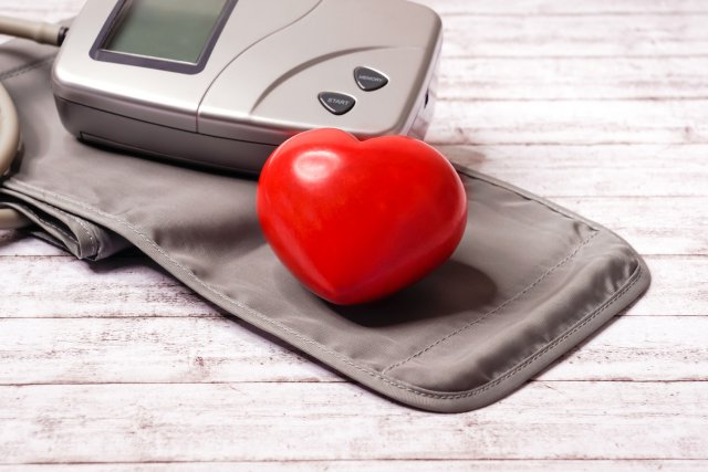 Сердце и тонометр полуавтомат