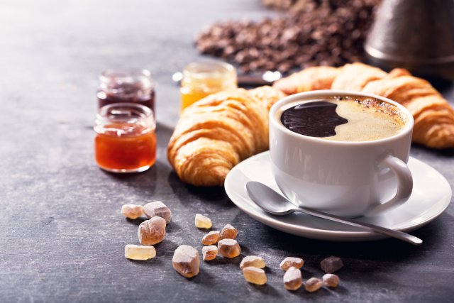 Чашка кофе и выпечка