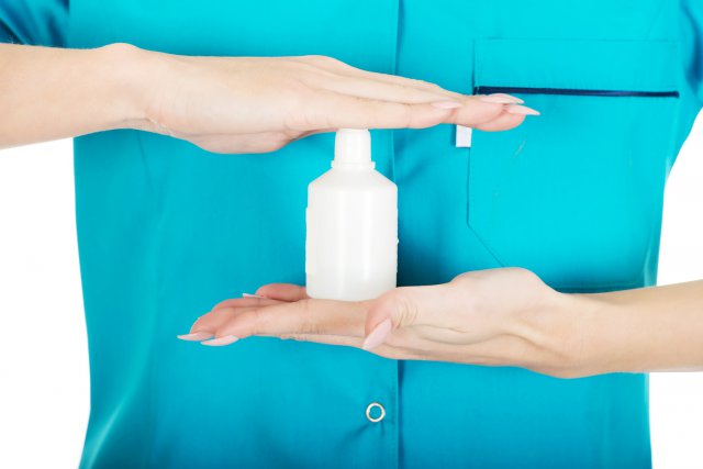 Белый флакон в руках у врача