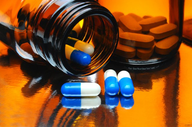 Капсулы в стеклянной банке