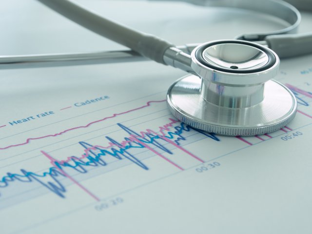Стетоскоп и ЭКГ