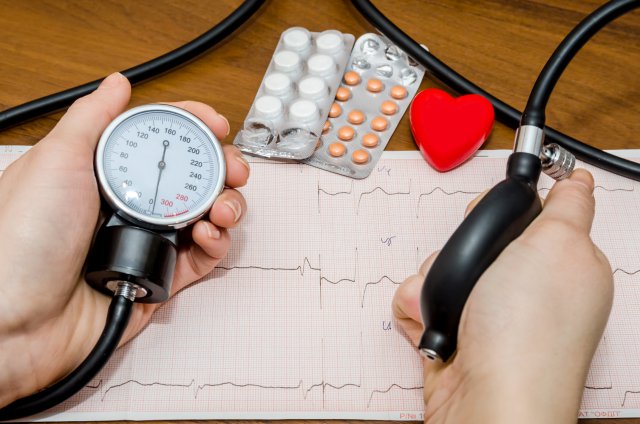 Тонометр, кардиограмма и таблетки