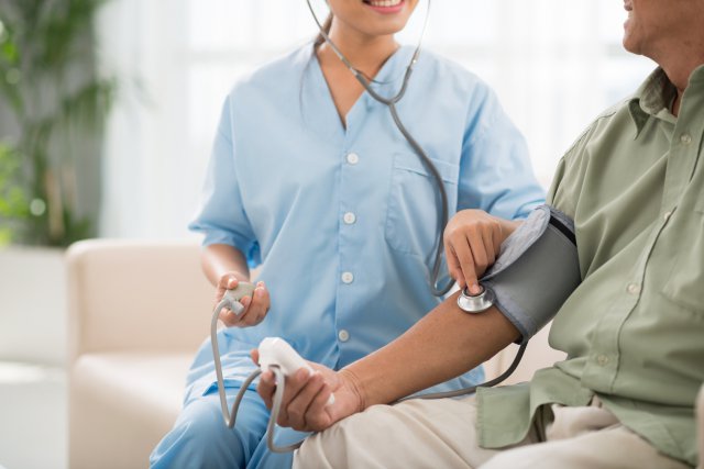 Врач измеряет давление