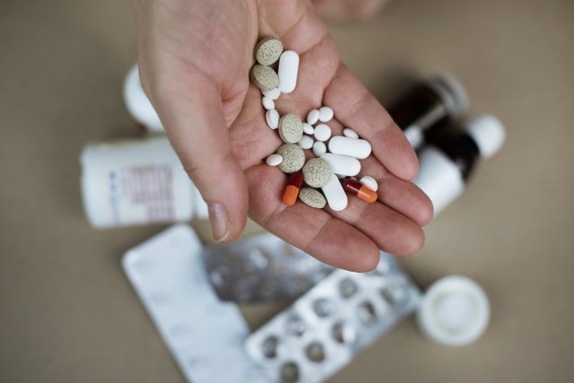 В руке таблетки