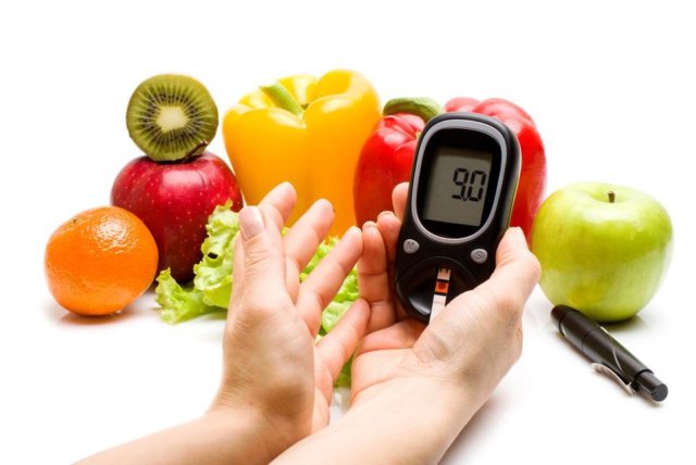 Глюкометр и фрукты с овощами