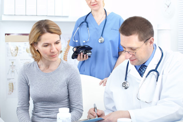 Женщина на приеме у кардиолога