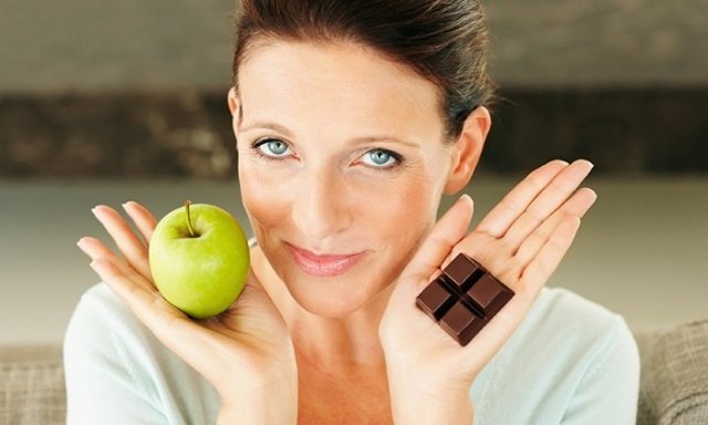 Выбор между яблоком и шоколадом