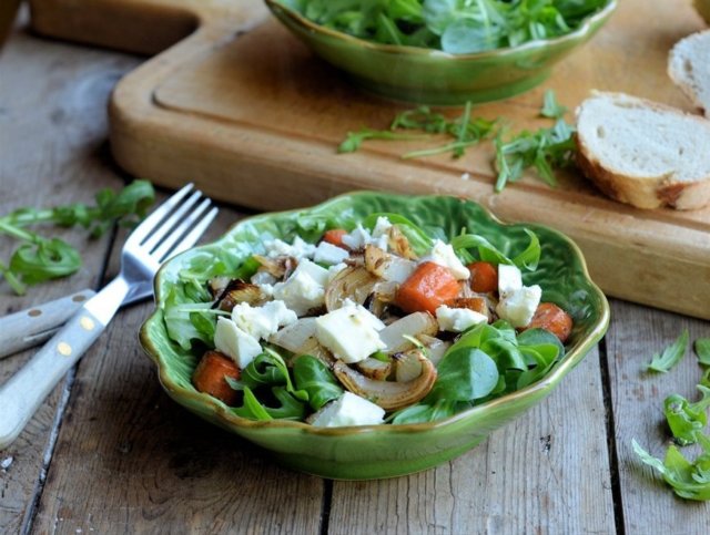 Салат с овощами и сыром