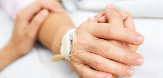 Больного держат за руку