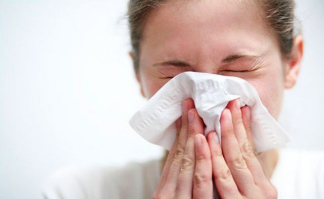 Девушка сморкается