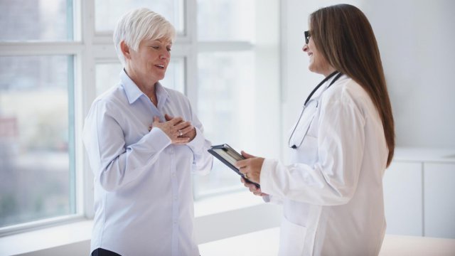 Пожилая женщина и врач