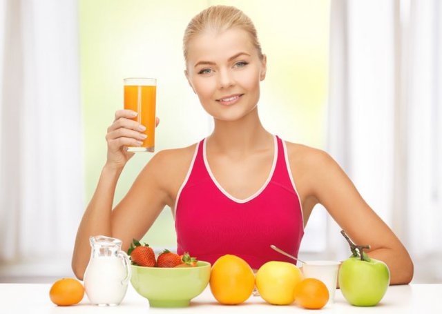 Молодая женщина, сок и фрукты